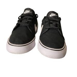 KID'S NIKE TOKI LOW CANVAS (GS) 631558-001 BLACK/WHITE  5Y/ 7 women’s